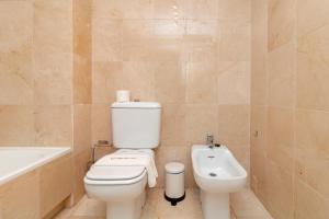 Kúpeľňa v ubytovaní C9 Roomy Luminous 5 Bedroom in Town