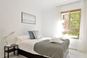 Posteľ alebo postele v izbe v ubytovaní C9 Roomy Luminous 5 Bedroom in Town