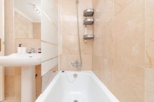 Kúpeľňa v ubytovaní C9 Roomy Luminous 5 Bedroom in Town