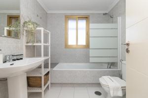 Kúpeľňa v ubytovaní C9 Roomy Luminous 5 Bedroom in Town