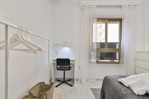 Posteľ alebo postele v izbe v ubytovaní C9 Roomy Luminous 5 Bedroom in Town