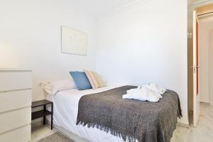 Posteľ alebo postele v izbe v ubytovaní C9 Roomy Luminous 5 Bedroom in Town