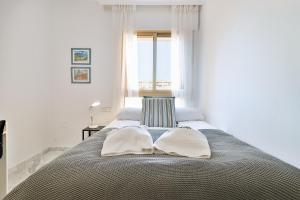 Posteľ alebo postele v izbe v ubytovaní C9 Roomy Luminous 5 Bedroom in Town