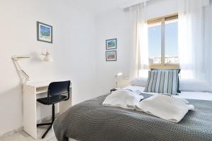 Posteľ alebo postele v izbe v ubytovaní C9 Roomy Luminous 5 Bedroom in Town