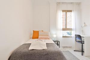 Posteľ alebo postele v izbe v ubytovaní C9 Roomy Luminous 5 Bedroom in Town