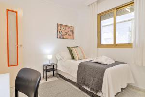 Posteľ alebo postele v izbe v ubytovaní C9 Roomy Luminous 5 Bedroom in Town