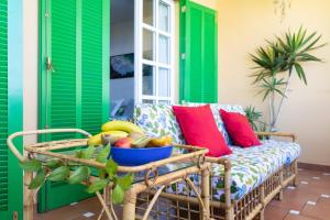 - un canapé avec un bol de fruits dans l'établissement Home2Book Stunning Sea View Santa Úrsula, à Santa Úrsula