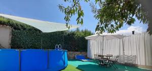 Bazén v ubytování VIVENCIAS casa rural para 10 personas nebo v jeho okolí