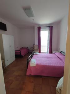 1 Schlafzimmer mit 2 Betten und einem Fenster in der Unterkunft Hermitage Ravello in Ravello