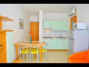 A kitchen or kitchenette at Lovely beachside flat - Beahost