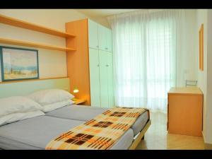 A bed or beds in a room at Lovely beachside flat - Beahost