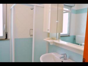 A bathroom at Lovely beachside flat - Beahost Még 17 kép