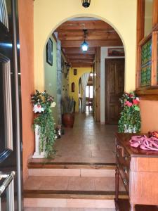 una entrada a una casa con flores en las paredes en Casa La Union, en Castrojeriz