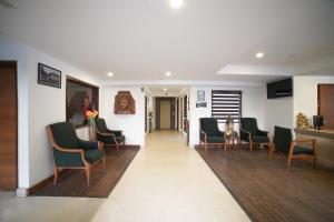 Country Inn Premier Pacific Mall Road Mussoorie的电视和/或娱乐中心