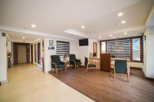Country Inn Premier Pacific Mall Road Mussoorie的电视和/或娱乐中心