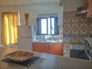una cucina con una ciotola di cibo su un bancone di Casa do Rosa - Sleeps 6 - Parking - WiFi a Santana de Cambas