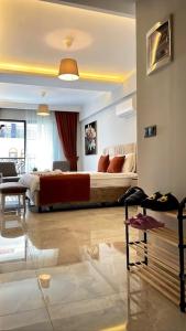 um quarto com uma cama e uma sala de estar em Luxury Apartment in the Cordonn Residence City Center em Fethiye