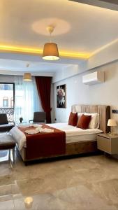 - une chambre avec un grand lit dans l'établissement Luxury Apartment in the Cordonn Residence City Center, à Fethiye