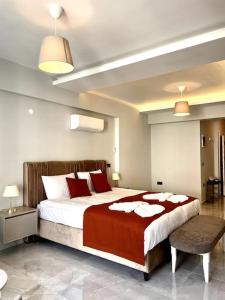 - une chambre avec un grand lit et des oreillers rouges dans l'établissement Luxury Apartment in the Cordonn Residence City Center, à Fethiye