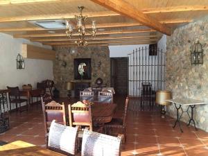 sala de estar con mesa, sillas y techo en Casa rural Bolero-Vadocañas, 