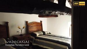 1 dormitorio con 1 cama con cabecero de madera en Casa rural Bolero-Vadocañas, 