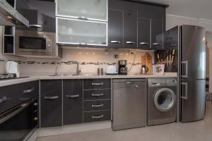 ロス・クリスティアーノスにあるAchacayのキッチン(ステンレス製の冷蔵庫、食器洗い機付)