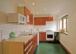 A kitchen or kitchenette at Nutberry 