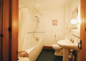 A bathroom at Morello 