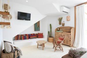 ein Wohnzimmer mit Sofa und Stühlen in der Unterkunft Can Tres Formentera in Playa Migjorn