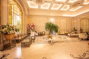 een grote lobby met stoelen, tafels en bloemen bij Cozrum Homes - Sonata Residence in Ho Chi Minh-stad