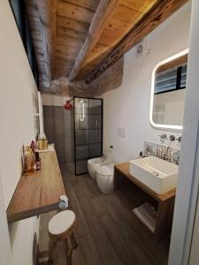 uma casa de banho com um lavatório, uma banheira e um WC. em B&B La Corte22 em Caprino Veronese
