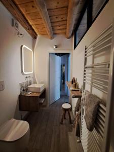 uma casa de banho com um lavatório e um espelho em B&B La Corte22 em Caprino Veronese