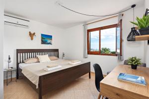 Postel nebo postele na pokoji v ubytování Nuriana 4 bedroom villa, Calan Blanes + 37 fotografií