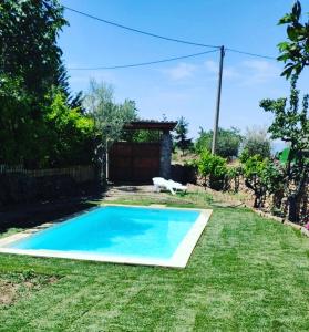 une petite piscine bleue dans une cour dans l'établissement Cal Martí, à Abella de la Conca
