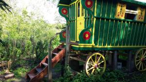 沙克斯蒙罕的住宿－Gypsy Caravan at Alde Garden，滑梯上的绿色和黄色火车
