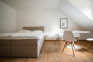 een slaapkamer met een bed, een tafel en stoelen bij Top Old Town Apartment 2 baths in Düsseldorf
