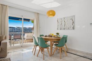 A seating area at 3 br apartment in top location