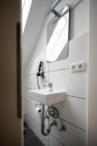 een badkamer met een witte wastafel en een spiegel bij Top Old Town Apartment 2 baths in Düsseldorf