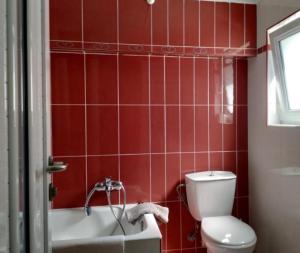 A bathroom at Vacations in Patra Studios Még 25 kép