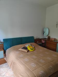 ein Bett mit einem Smiley-Gesichtskissen darüber in der Unterkunft Lara's House in Verona