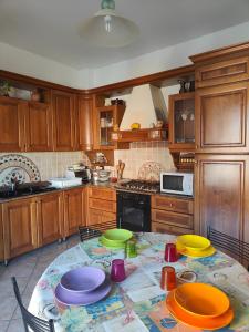 eine Küche mit einem Tisch mit Tellern darauf in der Unterkunft Lara's House in Verona