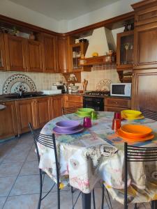 eine Küche mit einem Tisch mit Tellern darauf in der Unterkunft Lara's House in Verona