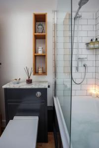 A bathroom at Beach Lovers Paradise in Portreath - With Sea Views & Log Burner just 100m from beach