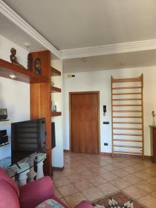een woonkamer met een houten deur en een bank bij Lara's House in Verona