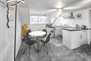 cocina con mesa y sillas en una habitación en Glencoe Holiday Apartments Whitby, en Whitby