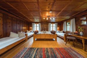 um quarto grande com duas camas e uma mesa em Ferienhaus Helga em Sankt Gallenkirch