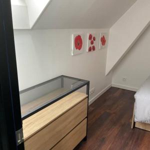 a room with a dresser with a glass tank at En plein centre de Dinan in Dinan