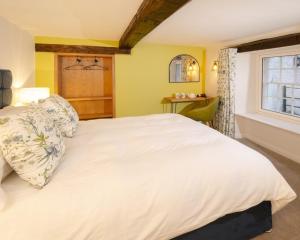 een slaapkamer met een groot wit bed en een raam bij Skelwith Fold Cottage No.3 in Elterwater