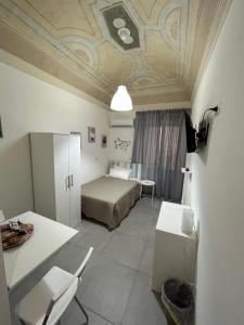 una camera con letto e soffitto di FREE FLAT a Catania