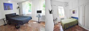 ナポリにあるResidenza Le Rose Villa D'Arteの椅子とベッドが備わる客室です。